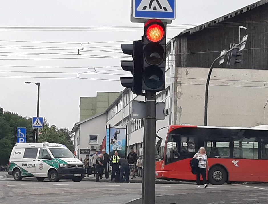 Nelaimė Kaune: miesto autobusas partrenkė vyrą