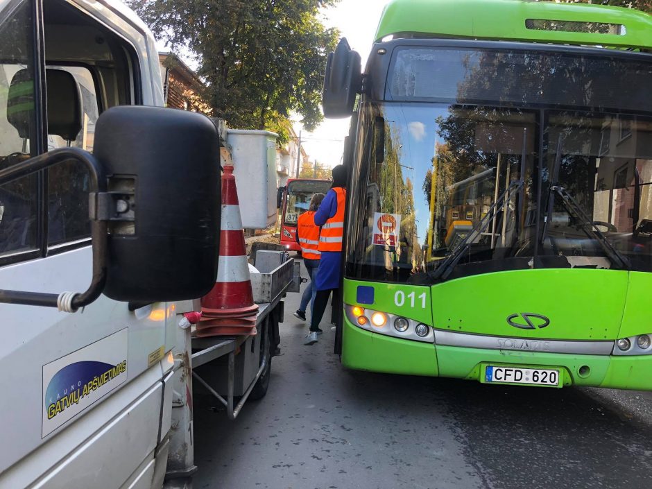 Kęstučio gatvėje – visiškas chaosas: susidūrė troleibusas ir kelininkų technika