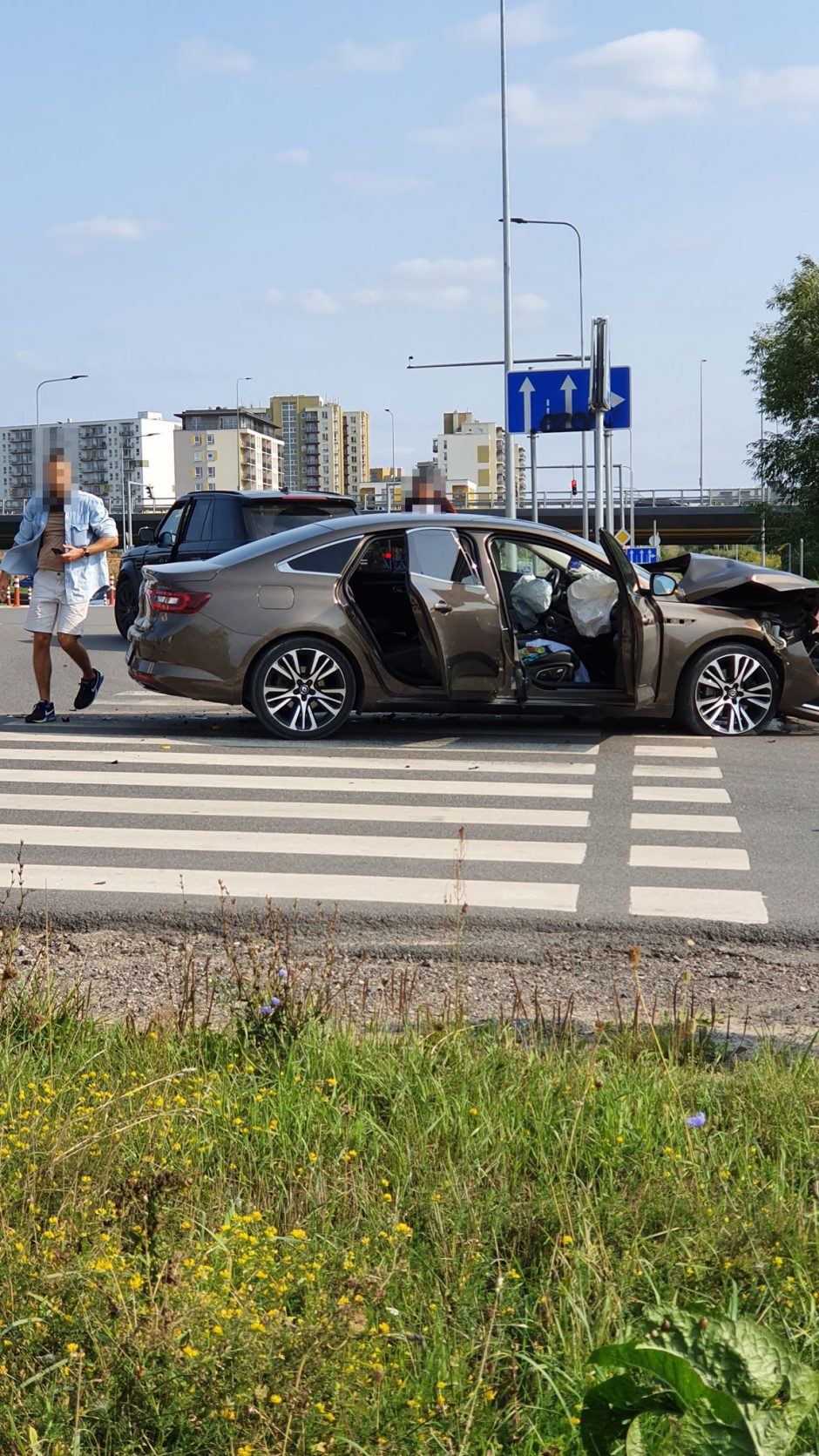 Avarija sostinėje: abu automobiliai – sumaitoti, medikų pagalbos žmonės atsisakė