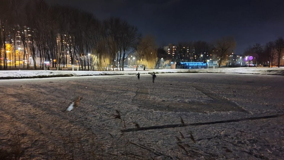 Kalniečių parko tvenkinys virto ledo arena: specialistai įspėja apie pavojų