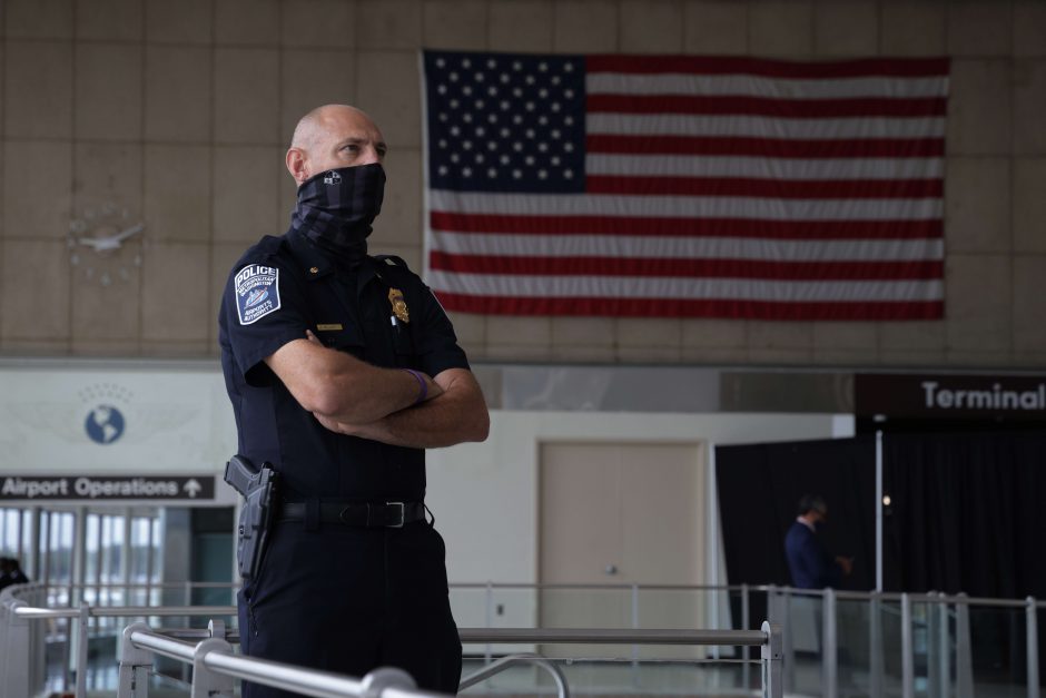 JAV policija ieško teisto vyro, kurio ginklas netyčia iššovė oro uoste