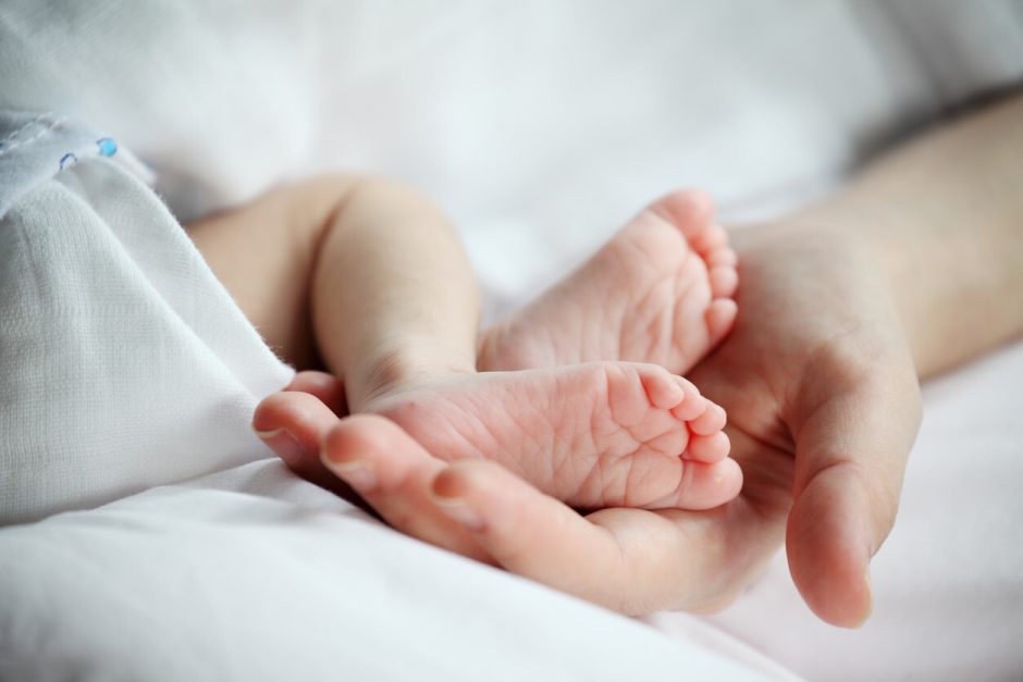 Tragiškas gimdymas: kūdikis – negyvas, akušerei – ikiteisminis tyrimas