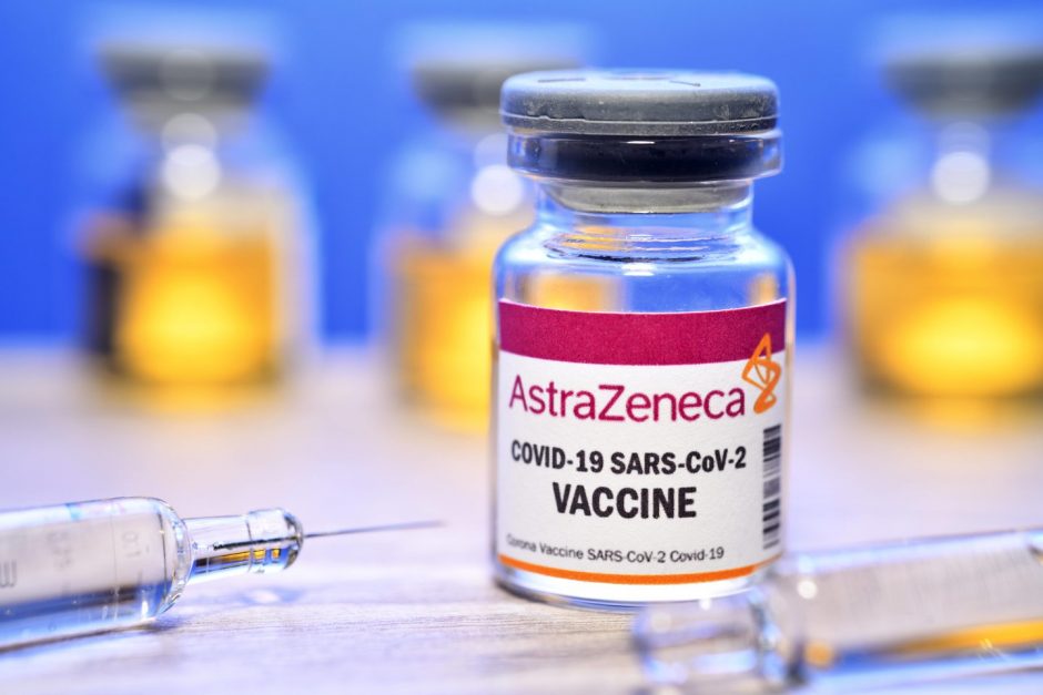 „AstraZeneca“ paskelbė apie tolesnius sutrikimus tiekiant ES vakciną nuo koronaviruso