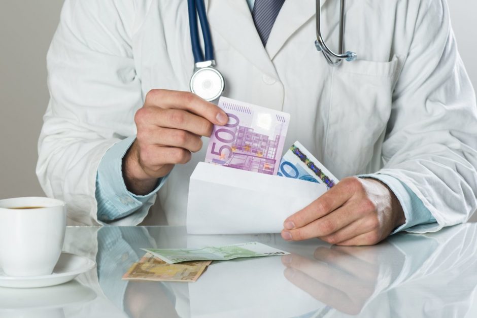 Apie kyšius medikams: tai rodo, kad žmonės gali mokėti už sveikatos priežiūros paslaugas