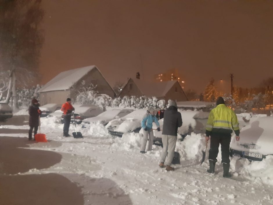 Siautėjanti pūga suvienijo kaimynus: kauniečiai kelininkų nelaukia – sniegą kasa patys