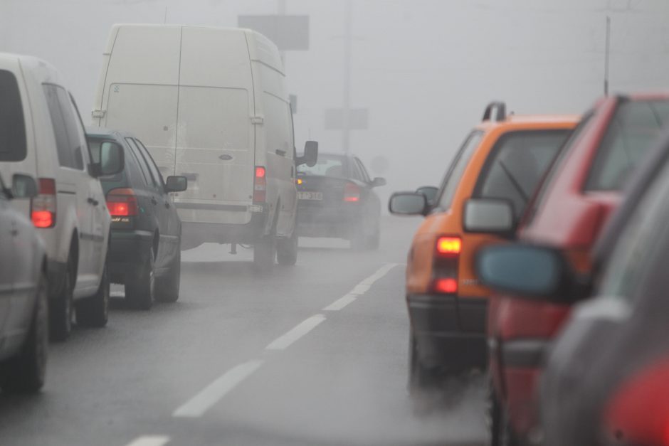 Kelininkai įspėja: naktį eismo sąlygas vietomis sunkins rūkas