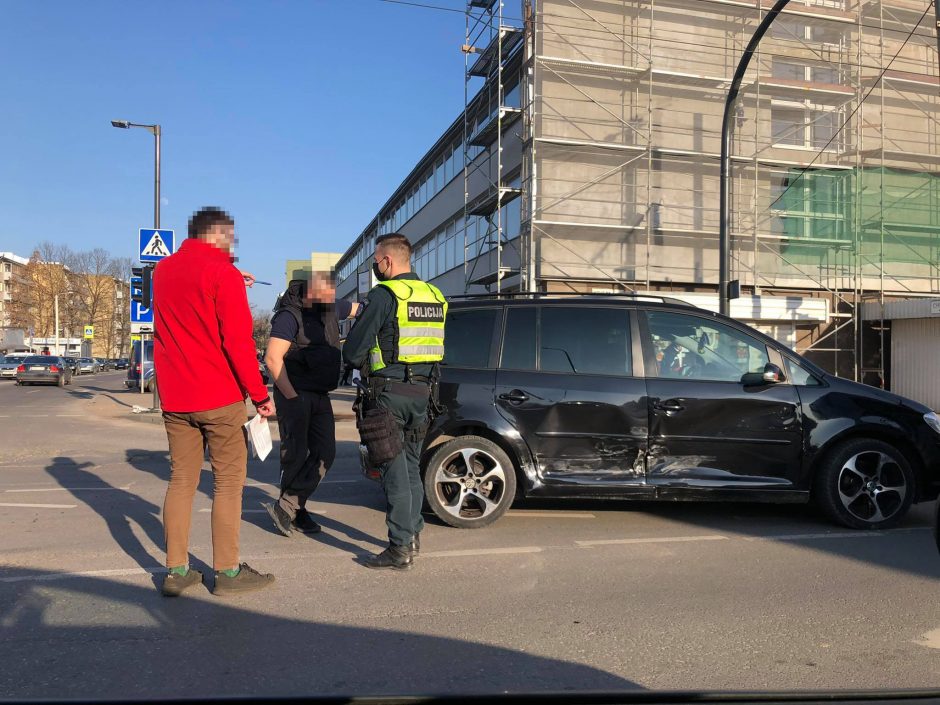 Prie išvažiavimų iš Kauno – didžiulės spūstys, prie Rokų – penkių automobilių avarija