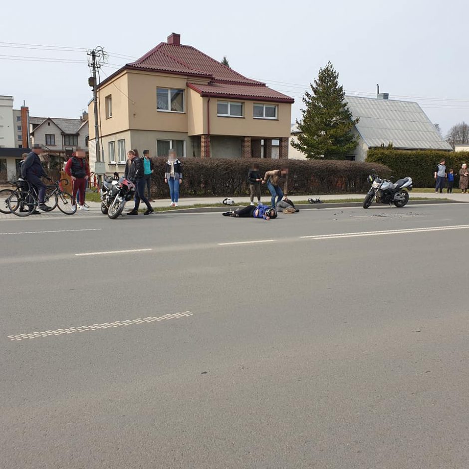 Avarija Šančiuose: nukentėjo motociklu važiavę žmonės, ieškomas pabėgęs „Renault“ vairuotojas