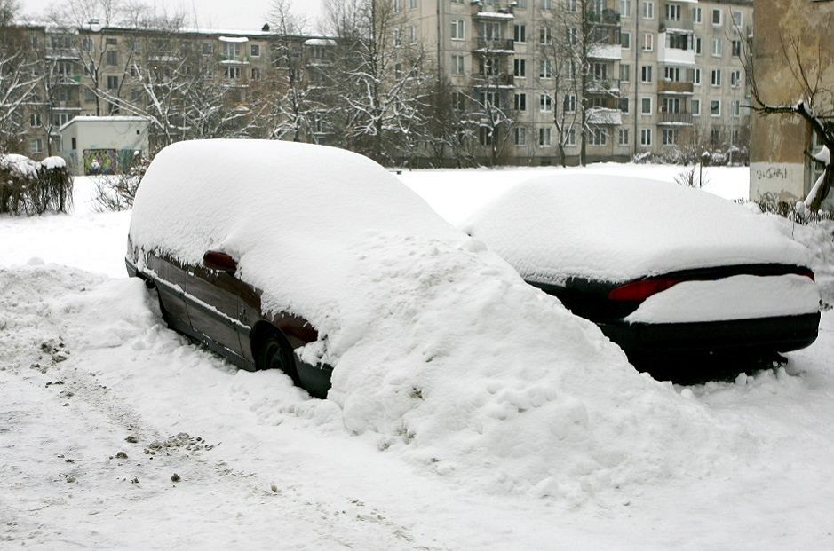 Būna ir taip: iškvietęs policiją dėl vagystės, vyras savo mašiną rado po sniegu