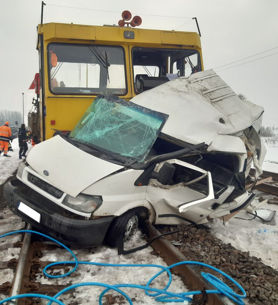 Kėdainių rajone traukinys susidūrė su mikroautobusu: gelbėtojai vadavo prispaustą žmogų