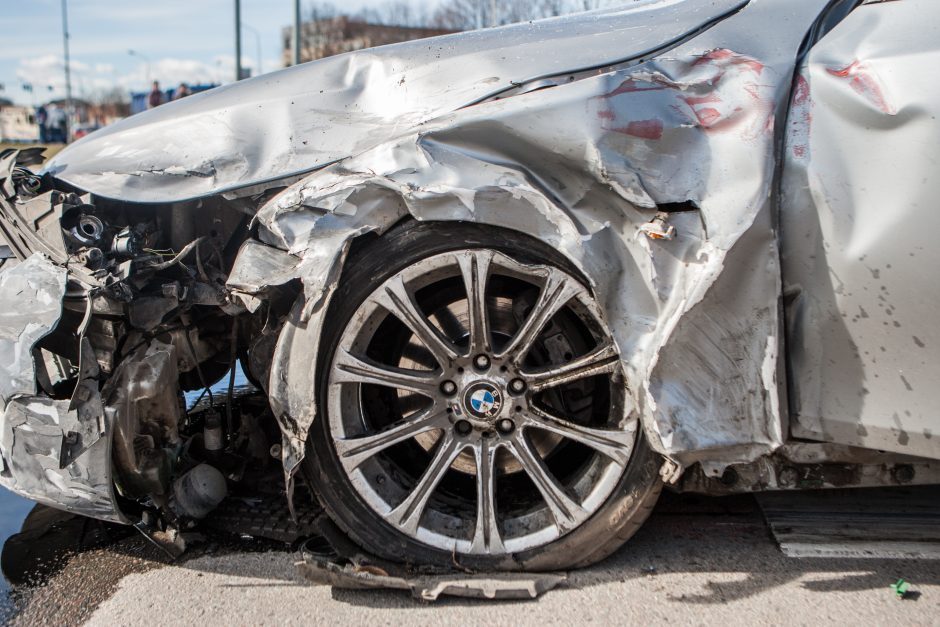 Dar viena kraupi avarija: apvirtus BMW žuvo juo važiavusi mergina