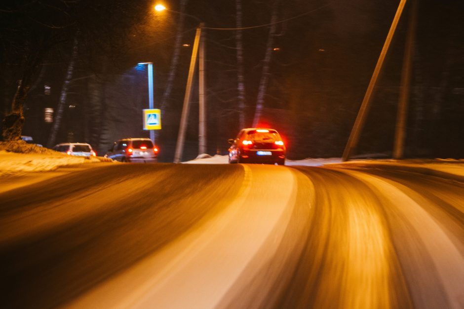 Kelininkai ragina vairuoti atsargiai: vietomis – sniegas ir plikledis