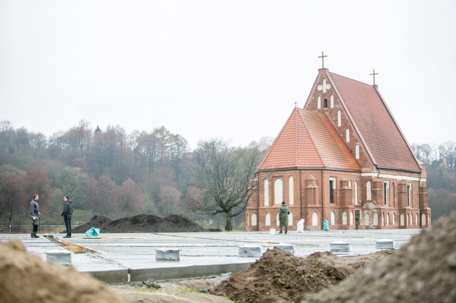 Žada mažinti kontrastą tarp Zapyškio bažnyčios kraštovaizdžio ir betono dangos