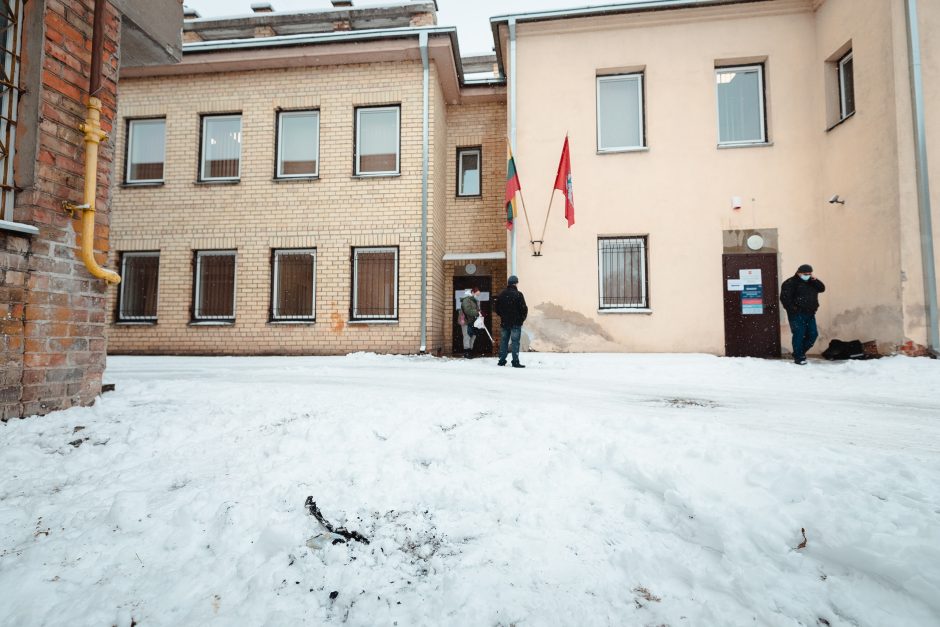 Už žmogžudystę kalėjęs benamis bandė padegti Šančių seniūniją su visais jos darbuotojais