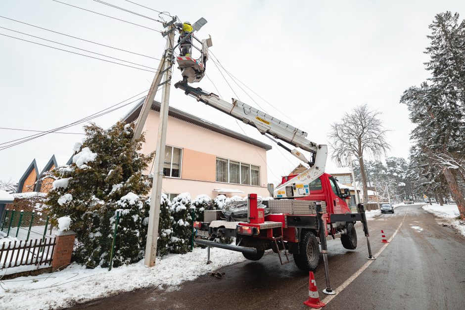 Autobusas Vičiūnuose nulaužė pušį, ši virsdama nutraukė elektros laidus