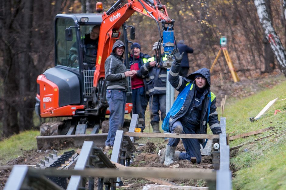 Ąžuolyną bus galima pasiekti naujais laiptais: jau montuojamos konstrukcijos