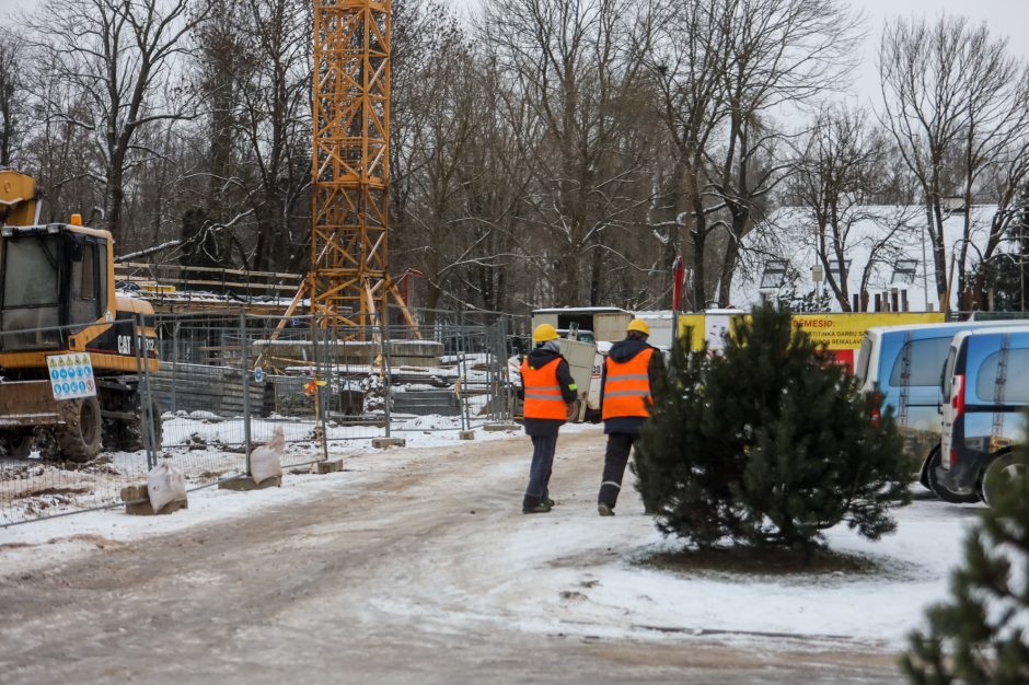 Pavojinga statybų kaimynystė: kranas kliudė daugiaaukštį, gyventojai šokiruoti