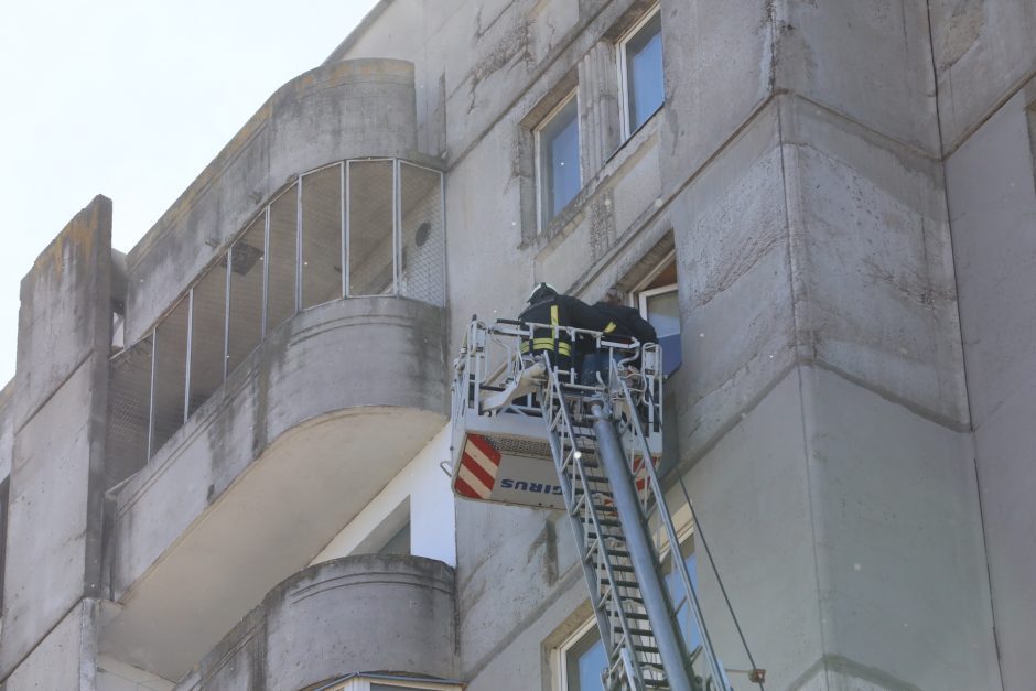 Kauno ugniagesiai gelbėjo bute užsitrenkusį mažametį