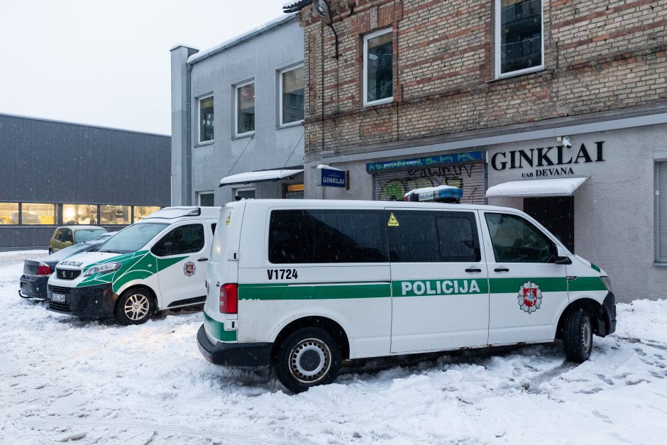 Sostinės ginklų parduotuvėje – tragedija: apžiūrimas ginklas iššovė ir pražudė klientą