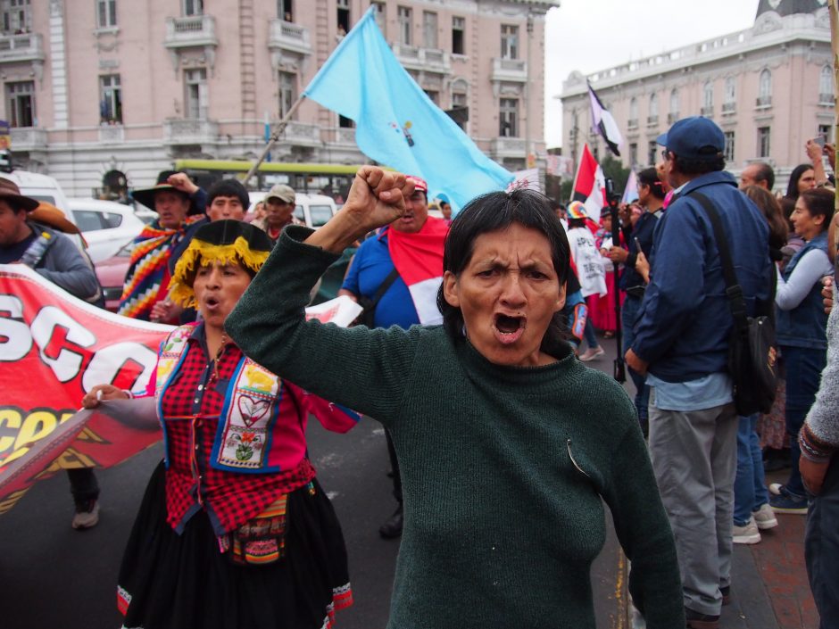 Peru policija susirėmė su protestuotojais, reikalaujančiais prezidentės atsistatydinimo
