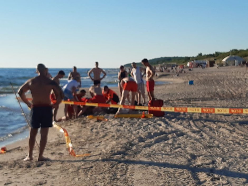 Nelaimė Melnragėje: tinklinį žaidęs vyras įbrido į jūrą ir susmuko – jo atgaivinti nepavyko