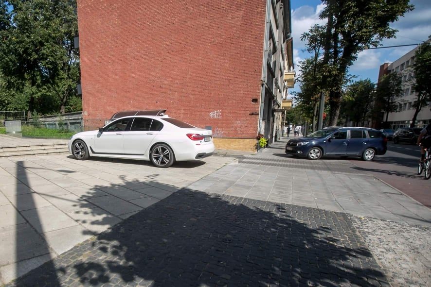 Centre fiksuoja pažeidėjus: prabangų BMW įsigyti pinigų pakanka, o už parkavimą susimokėti nelieka