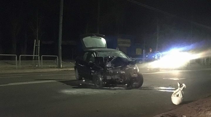 Nakties avarija Kaune: „Opel“ rėžėsi į stulpą, sužaloti trys jaunuoliai 