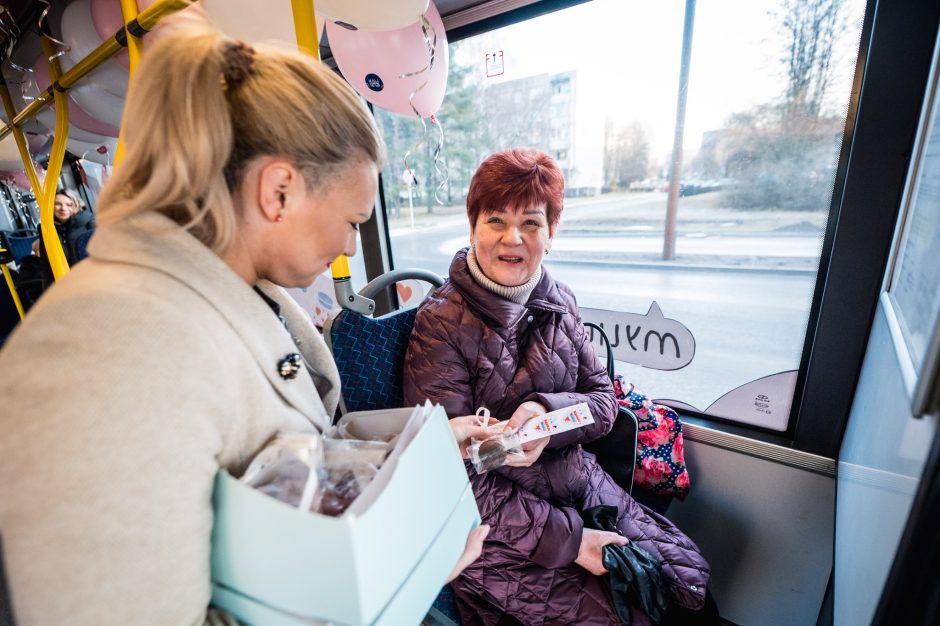 „Kaunas veža meilę“: troleibuso keleivius džiugina saldūs siurprizai ir gyva muzika