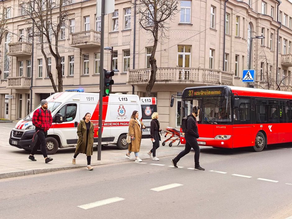 Per plauką nuo tragedijos: apie nualpusią autobuso keleivę sužinota tik kilus avarinei situacijai?