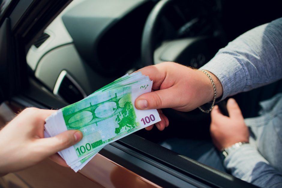 Kėdainiuose 0,43 promilės įpūtęs vairuotojas pareigūnams siūlė 1 tūkst. eurų kyšį