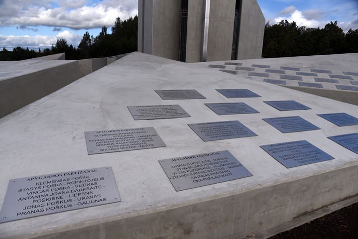 Kryžkalnyje baigtas memorialas Kęstučio apygardos partizanams