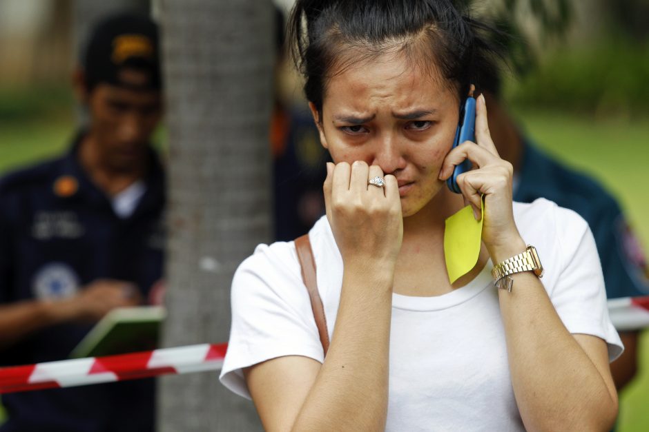 Tailande nuo skardžio nuriedėjo autobusas: žuvo 18 žmonių