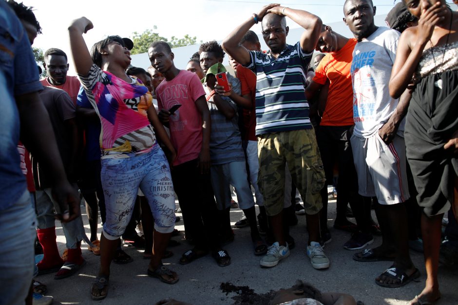 Protestų krečiamoje Haičio sostinėje vyriausybės mašina rėžėsi į žmonių minią 