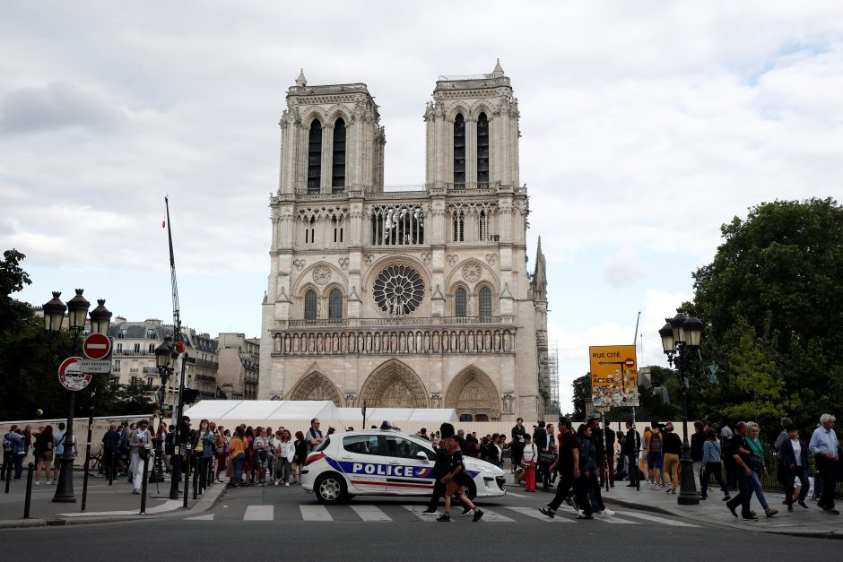 Gaisro nuniokotoje Paryžiaus katedroje paaukotos pirmosios po gaisro mišios
