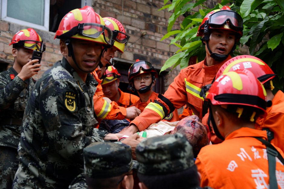 Kinijoje žemės drebėjimas pareikalavo aukų, per 120 žmonių sužeista