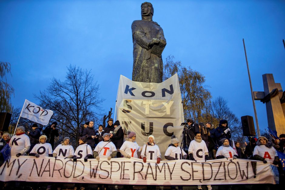 Lenkijoje tūkstančiai žmonių išėjo į gatves palaikyti nušalinto teisėjo