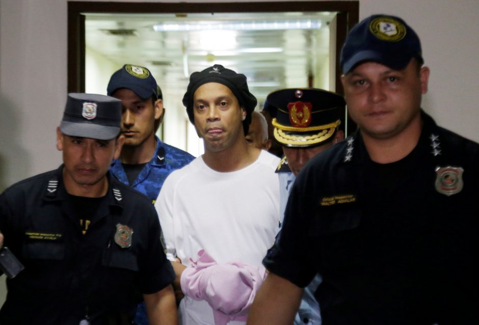 Futbolo žvaigždė Ronaldinho siunčiamas į tardymo izoliatorių