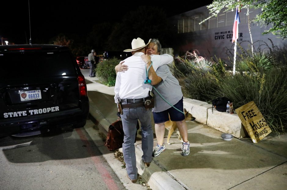 Teksaso šaulys prieš žudynes mokykloje pašovė savo močiutę