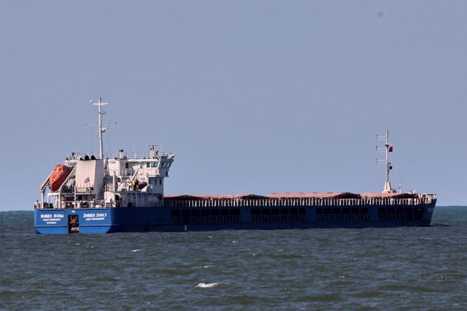Kyjivo ir Maskvos ginčo centre atsidūręs prekinis rusų laivas pajudėjo nuo Turkijos krantų