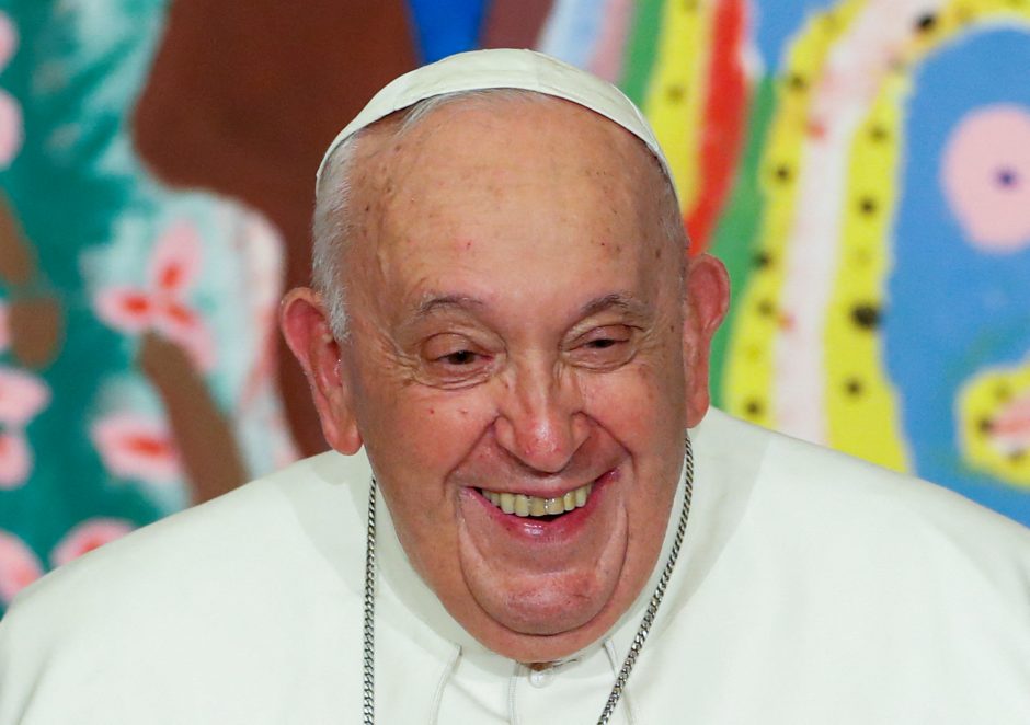 Dėl karščiavimo laisvą dieną pasiėmęs popiežius grįžta prie darbų
