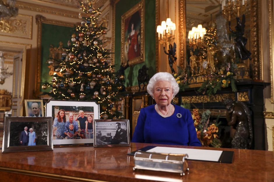 Britų karalienė užmiestyje su šeima iškilmingai šventė Kalėdas