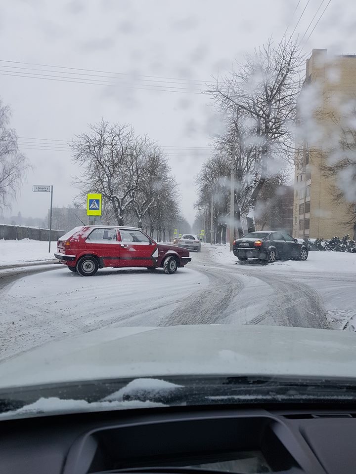 Kauno gatvėse – gausu avarijų: į šviesoforą rėžėsi ir autobusas