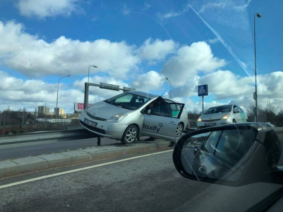 Vilniuje į avariją pateko „Taxify“: užvažiavo ir pakibo ant atitvarų
