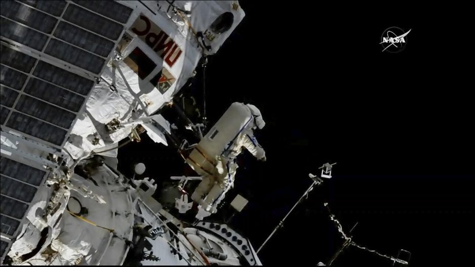 Į atvirą kosmosą išėję astronautai tvarkė TKS kabelius, atliko kitų smulkių remonto darbų