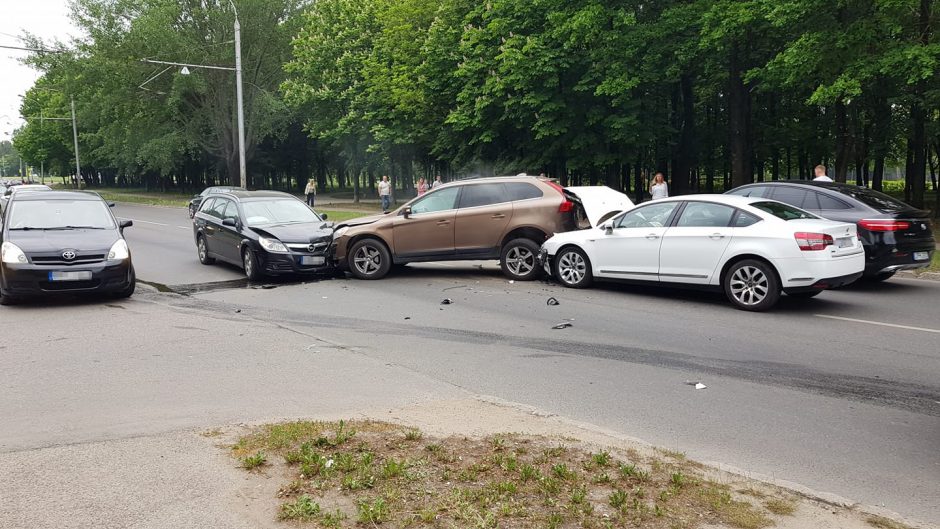 Dėl trijų automobilių avarijos Kovo 11-osios gatvėje stringa eismas