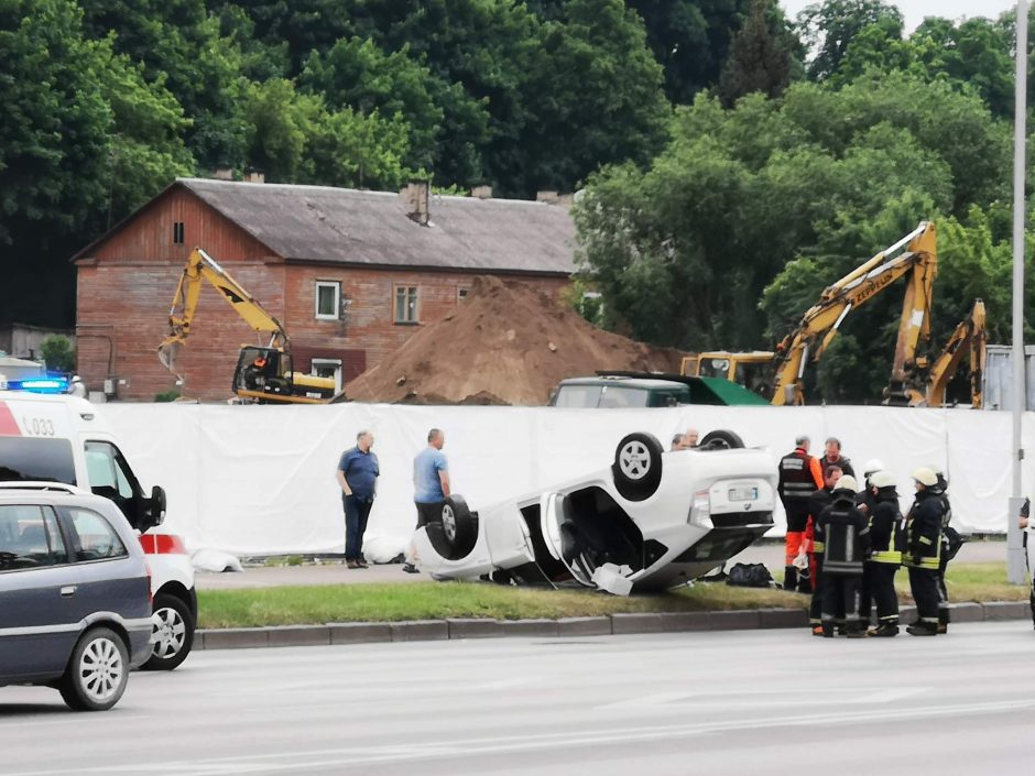 Jonavos gatvėje ant stogo apvirto vyro vairuojama „Toyota“