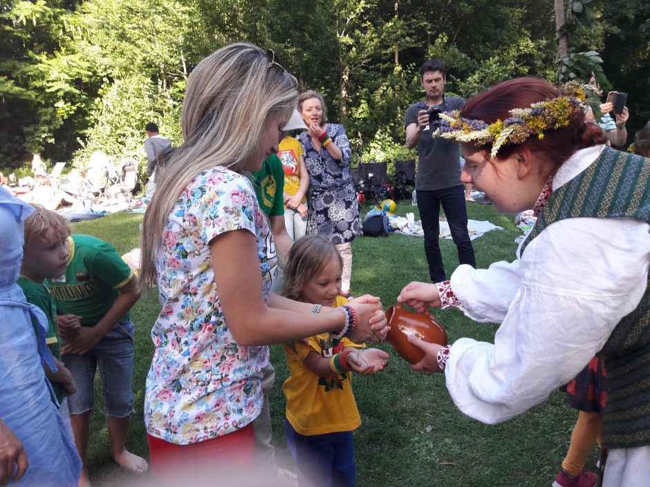 Per Jonines Šveicarijos lietuviai net gėlių kupolėms pritrūksta