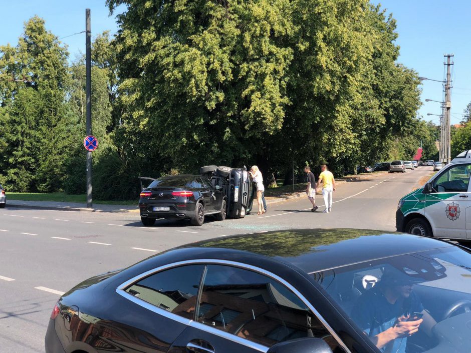 Avarijos Kaune: „Mercedes-Benz“ apvirto ant šono, BMW rėžėsi į medį 