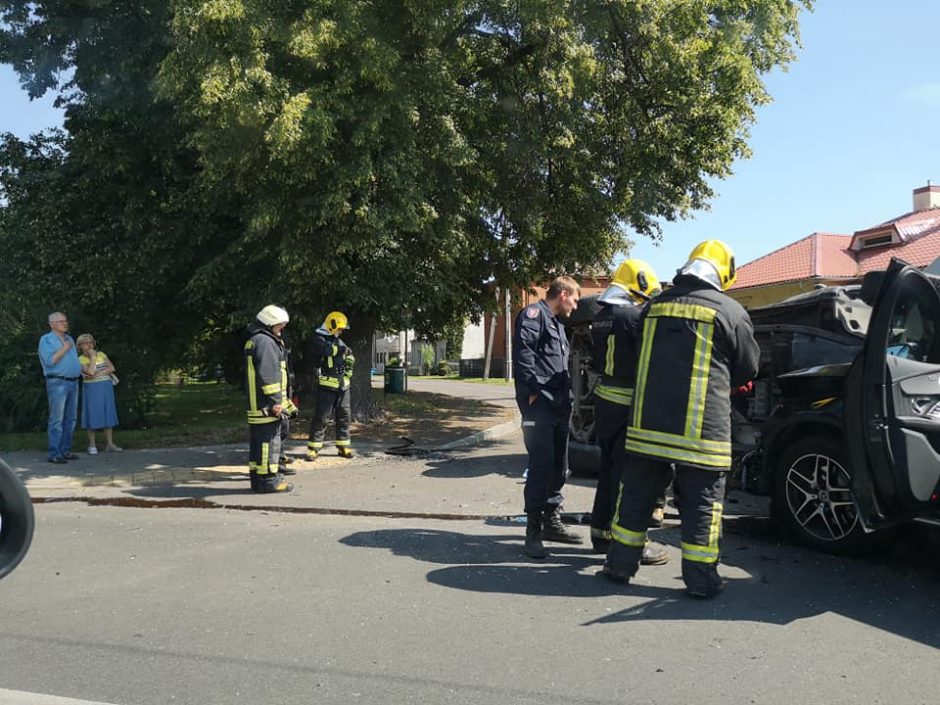 Avarijos Kaune: „Mercedes-Benz“ apvirto ant šono, BMW rėžėsi į medį 