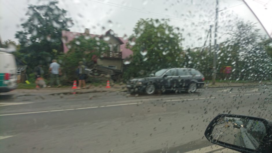 Raudondvario plente – BMW skrydis į tvorą: vairuotojo laukia rimti nemalonumai